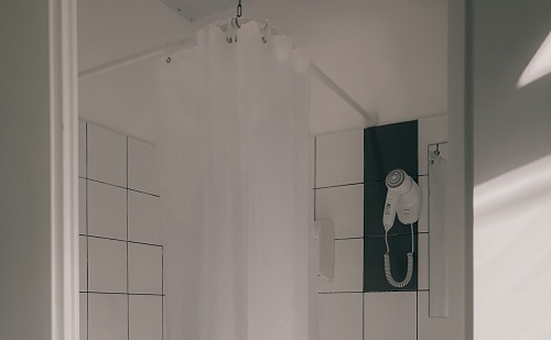A zuhanytálcákban elhelyezett gumiszőnyeg nagy mértékben csökkentheti a megcsúszás veszélyét